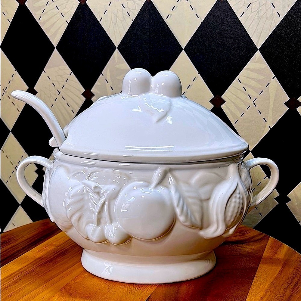 Elegant White Ceramic Soup‎ Tureen with Ceramic Ladle – Classic Tableware